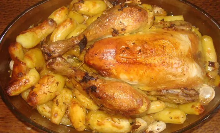 Poulet rôti à l'ail et aux pommes de terre rattes - Cuisine Momix