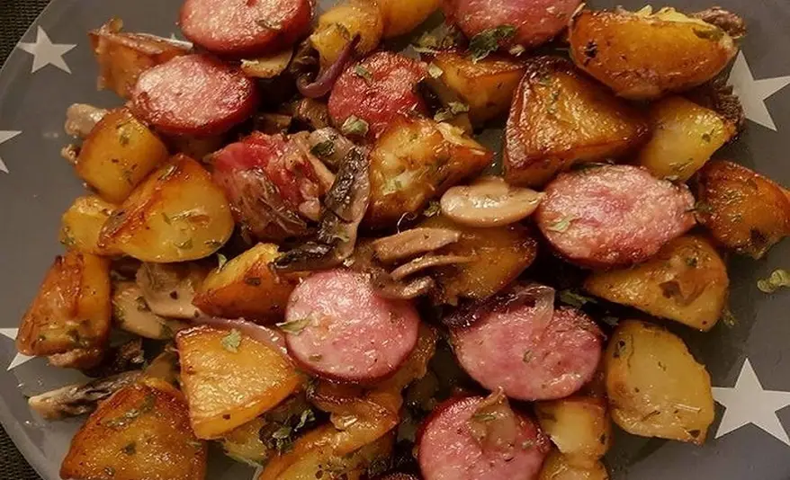 Saucisses fumées, Pommes de terre et champignons - Cuisine Momix