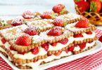 Gâteau de biscuits secs aux fraises et à la crème