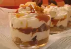 Trifle poire et cookies, coulis caramel au beurre salé