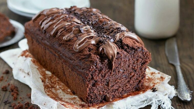 Cake au chocolat super rapide, une explosion de chocolat, moelleux et délicieux. Les ingrédients sont simplement mélangés au fouet à main. Quelques minutes et hop, au four !