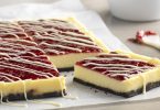 Barres de gâteau au fromage au chocolat blanc et à la framboise