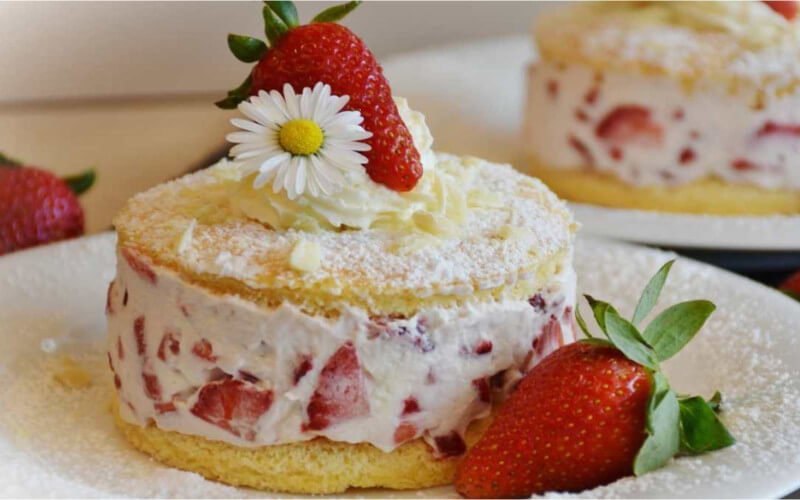 Gâteau aux fraises et à la crème rapide et facile à réaliser