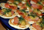 BLINIS ET SAUMON À L’ANETH