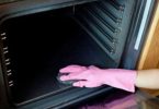 Comment nettoyer votre four de manière efficace sans utiliser de produits chimiques ?