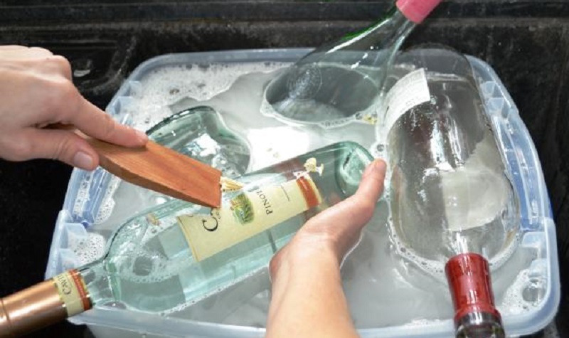 Plutôt que de jeter vos vieilles bouteilles en verre, voici 11 façons de les réutiliser dans la maison