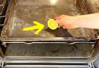 Voici comment utiliser un demi-citron pour nettoyer la plaque du four