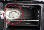 Pourquoi les ménagères expérimentées versent une pincée de sucre dans le four ? L’astuce indispensable avant de cuire un plat
