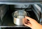 Je remplis la casserole et je la mets au four. La saleté se décolle d’elle-même des parois et de la grille