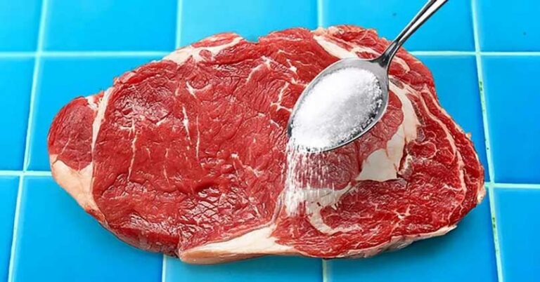 Les chefs ont un secret pour rendre la viande incroyablement tendre : ajouter cet ingrédient secret avant la cuisson !