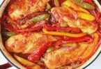Recette Poulet aux poivrons, pommes de terre, oignons, olives