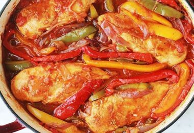 Recette Poulet aux poivrons, pommes de terre, oignons, olives