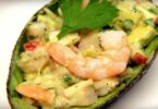 Avocat farci aux crevettes et à la pomme